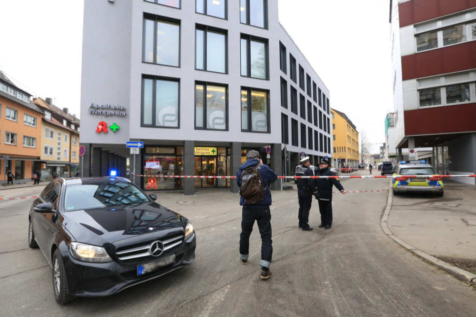 Polizisten stehen vor einem abgesperrten Gebäude. Zuvor wurde ein verdächtiges Paket gemeldet.