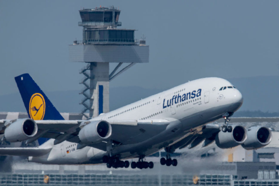 Weil ein ungewöhnlicher Geruch in der Luft lag, musste eine Lufthansa-Maschine in Athen außerplanmäßig zwischenlanden. (Symbolbild)