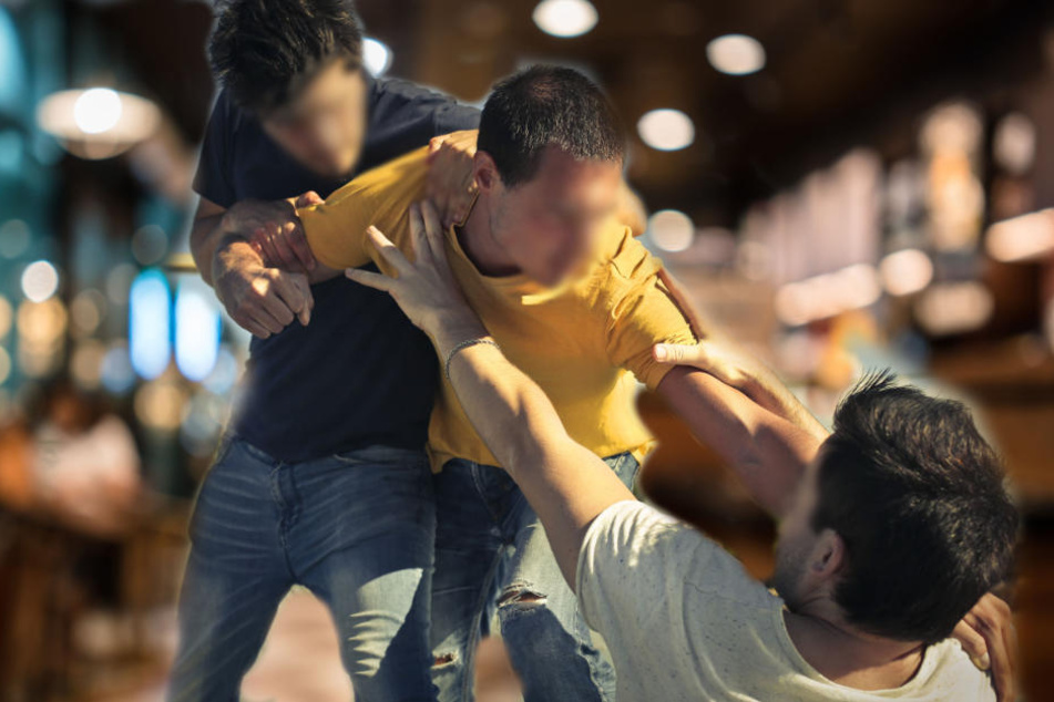 Die jungen Männer verfolgten den 53-Jährigen und schlugen ihn dann zusammen. (Symbolbild)