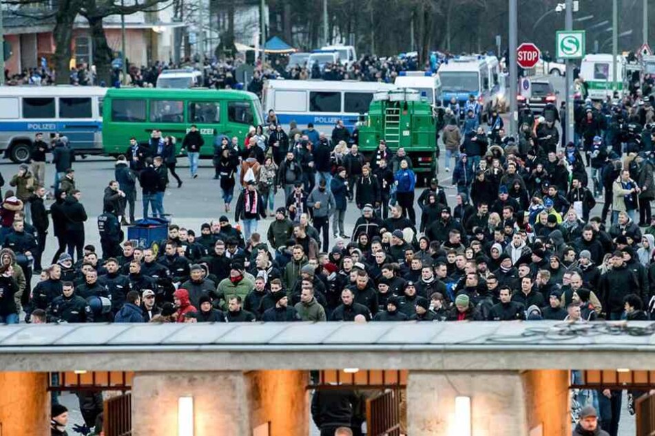 Fans von Eintracht Frankfurt vor dem Olympiastadion in Berlin.