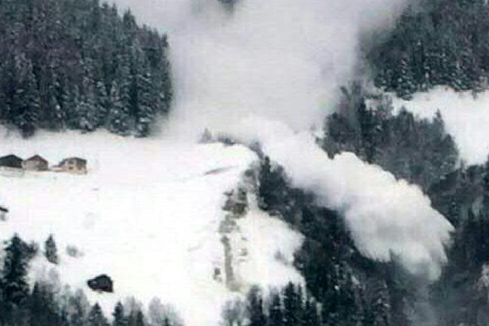 Die Lawine hat am Südhang des Berges Chopok eine 200 Meter breite und 800 Meter lange Fläche mit bis zu sechs Meter tiefem Schnee verschüttet.