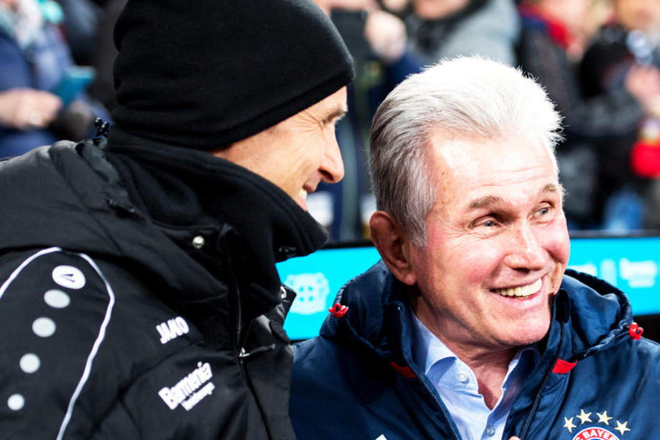Bayerns Trainer Jupp Heynckes im freundschaftlichen Gespräch mit seinem Kollegen Heiko Herrlich von Bayer Leverkusen.