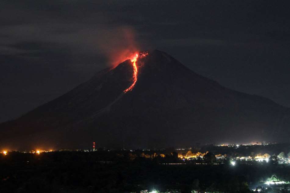 Lava rinnt nach einer Erruption den Vulkan Sinabung auf Sumatra herunter.
