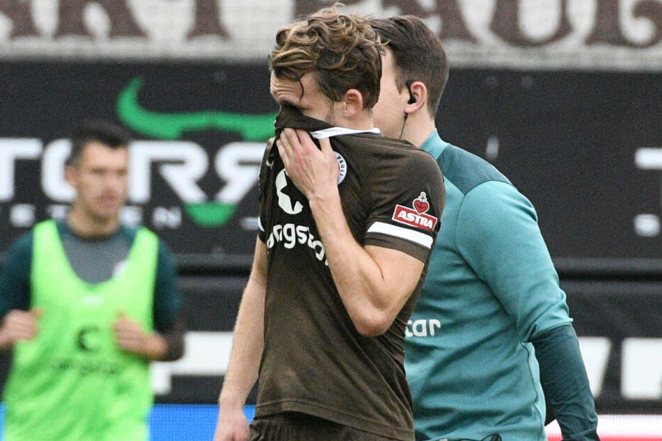 Christopher Buchtmann verlässt verletzt den Platz beim Spiel gegen Heidenheim.