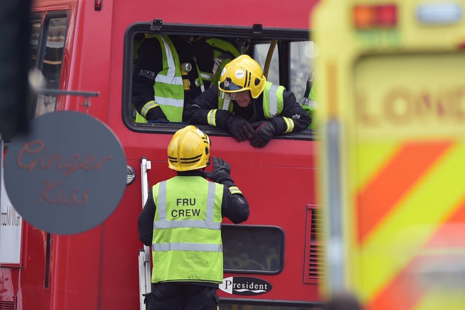 Rettungskräfte befreiten die Verletzten aus dem eingequetschten oberen Stockwerk.