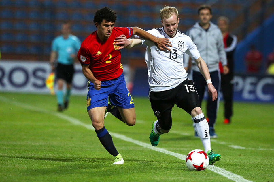 Mateu Morey (l.) im Halbfinale der U17-EM 2017 im Duell mit Herthas deutschem Junioren-Nationalspieler Dennis Jastrzembski.