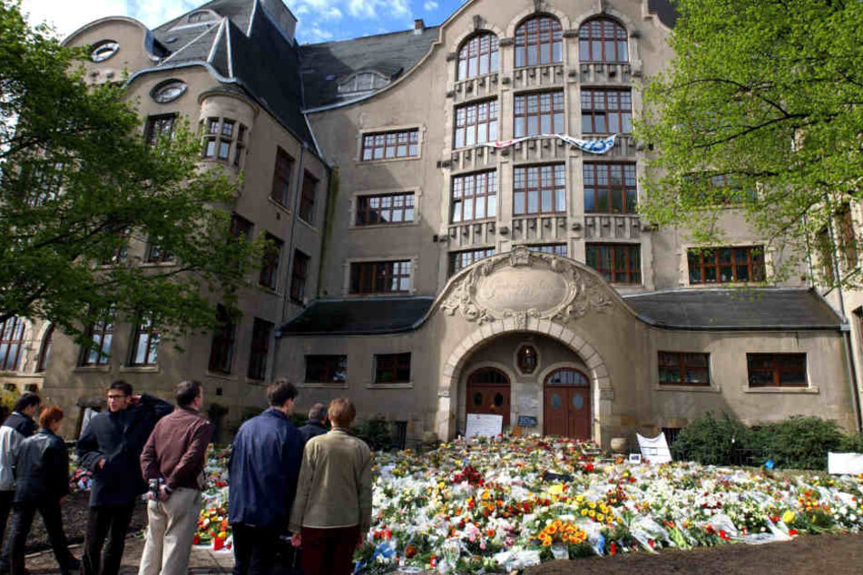 Tausende Blumen wurden 2002 vor dem Gymnasium abgelegt. (Archivbild)