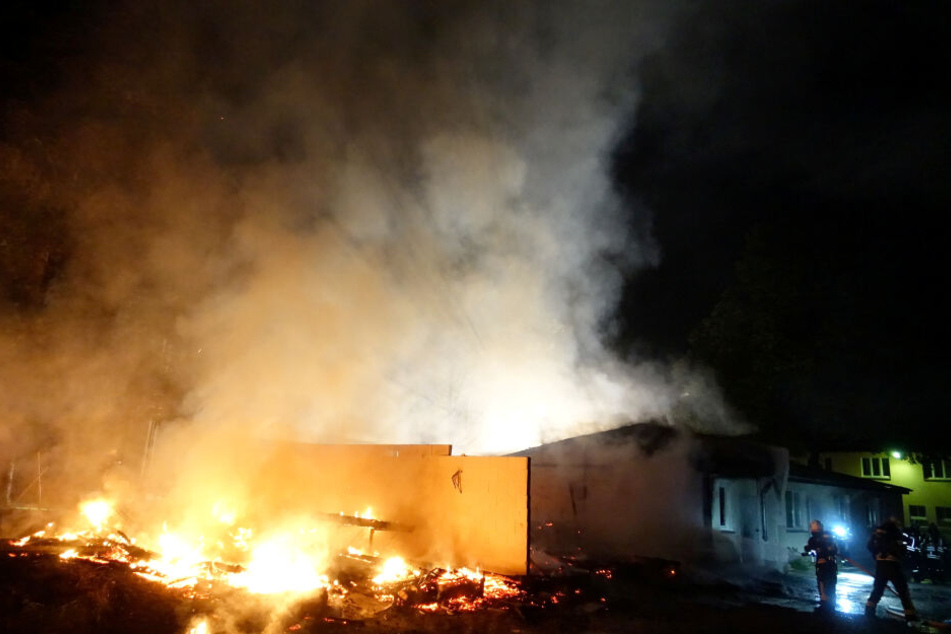 Lagerräume und Werkstätten des Bildungszentrums in Pirna stehen in Flammen.