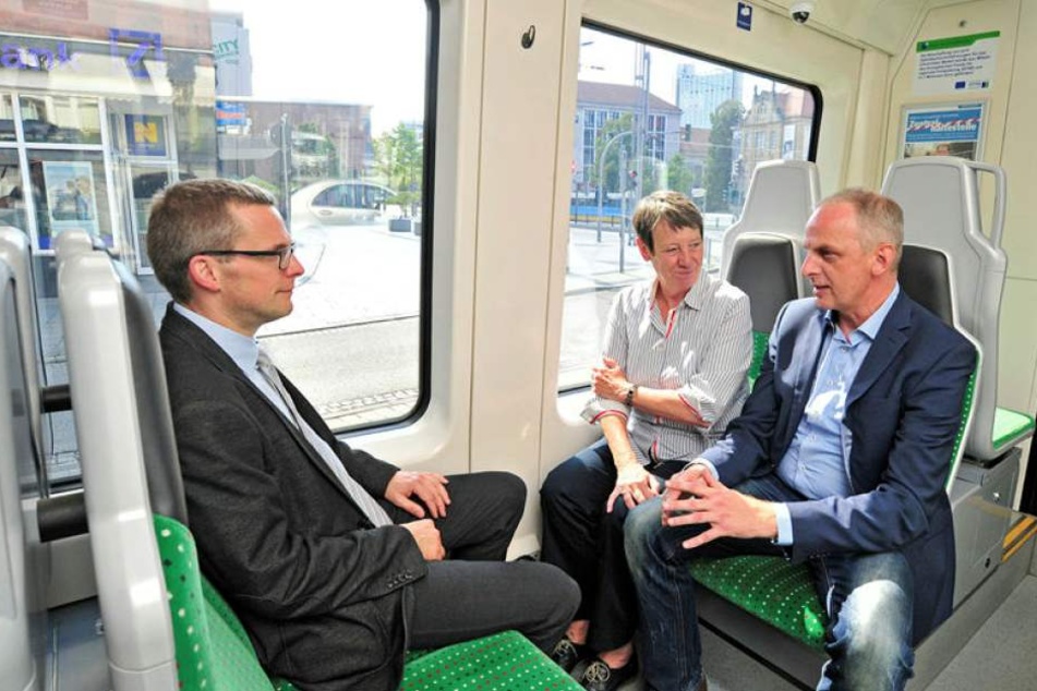 Bundesumweltministerin Barbara Hendricks (SPD) und MdB Detlef Müller (SPD) besuchten das Chemnitzer Modell, Mathias Korda (l.) begleitet die Ministerin während der Fahrt mit dem Citylink zum Stadlerplatz.