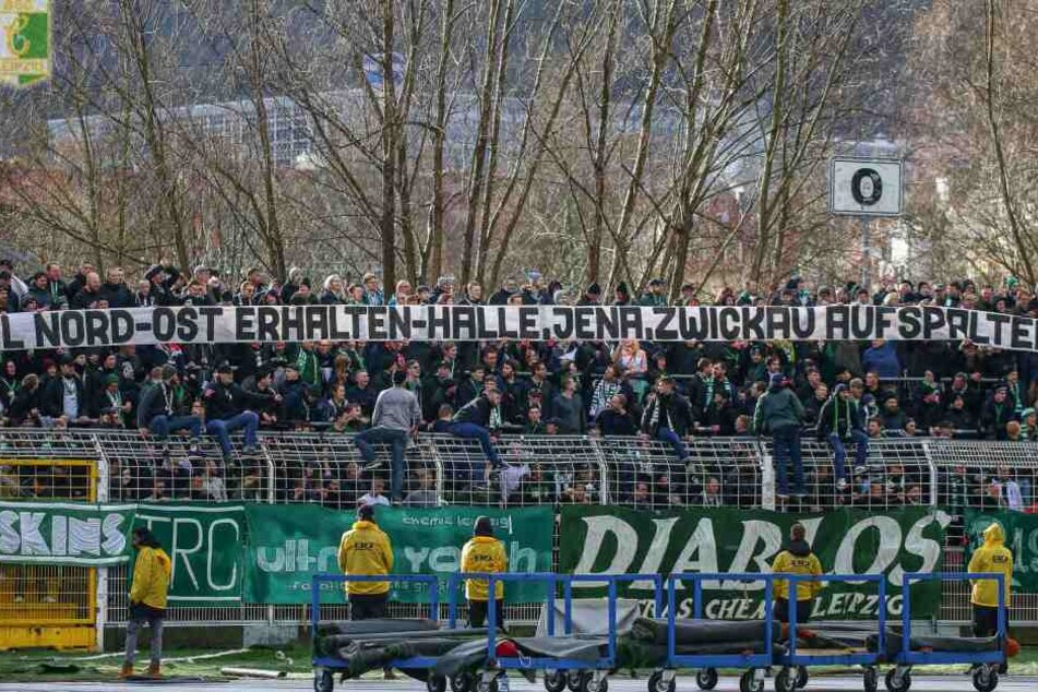 Beim Sprung an diesen Zaun hatte sich der Fan schwer am Finger verletzt.