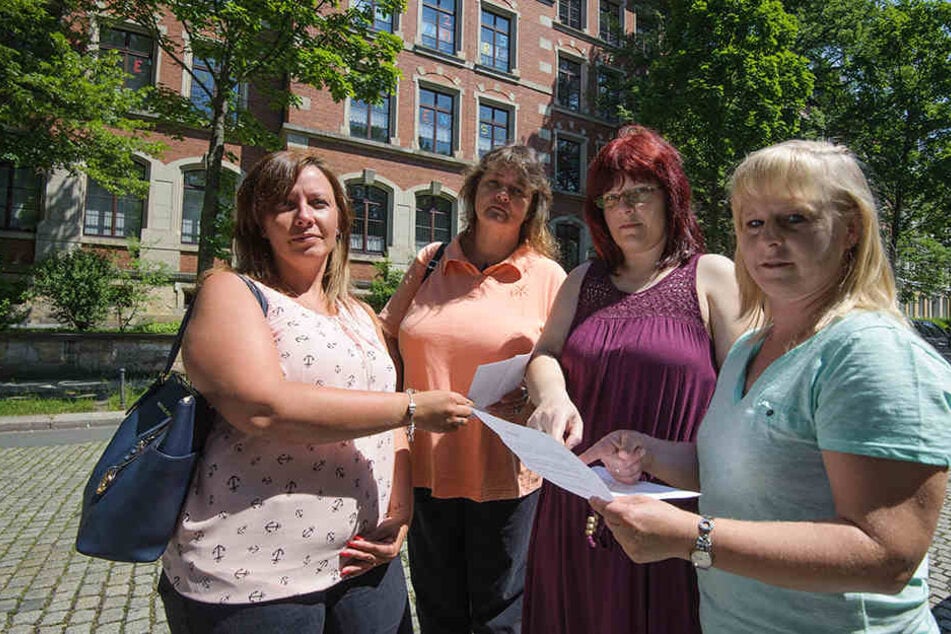 110 zusätzliche Schüler an der Josephinenschule lehnen Madlen Arnold (34, v.l.), Heike Nestler (49), Katrin Franke (38) und Kathrin Friedrich (39)