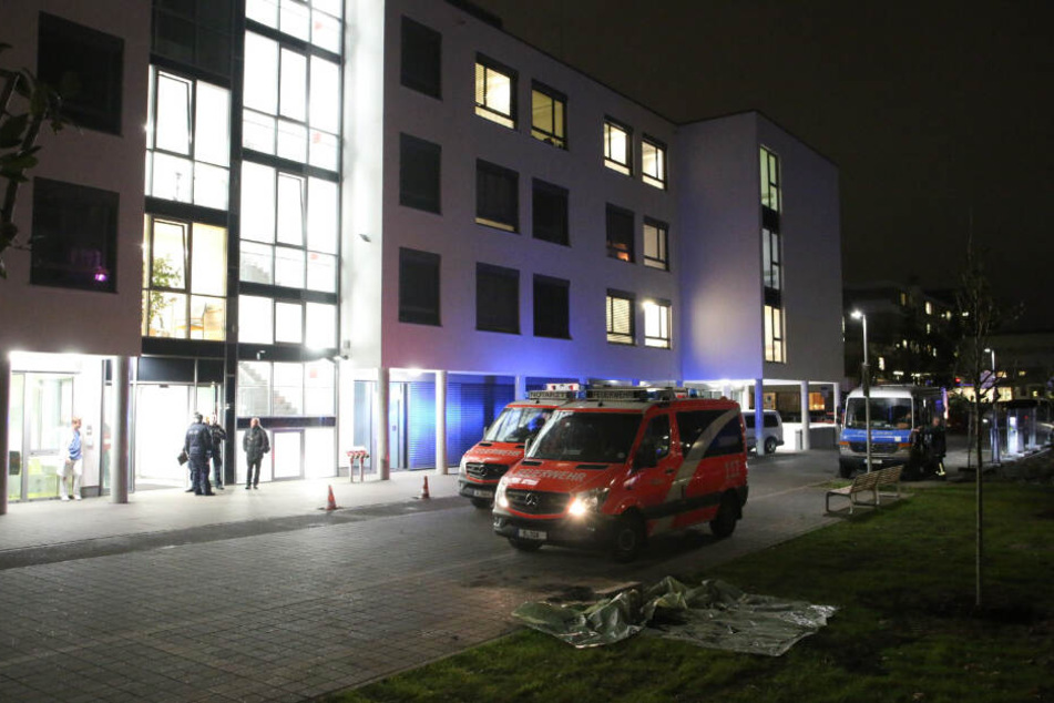 Fahrzeuge von Feuerwehr und Polizei stehen vor der Klinik.