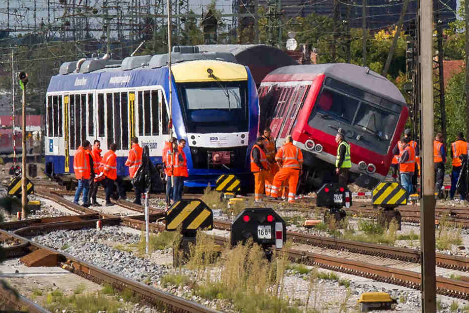 Zwei Züge sind an einer Weiche an den Längsseiten aneinander geschrammt.