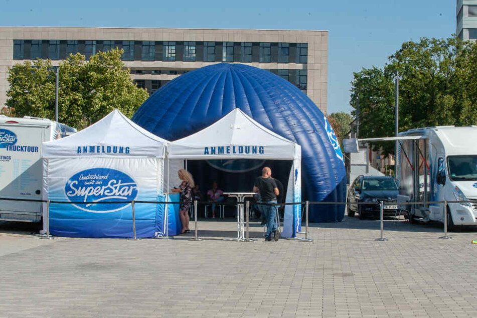 Gähnende Leere vor der Anmeldung des Casting-Zeltes.