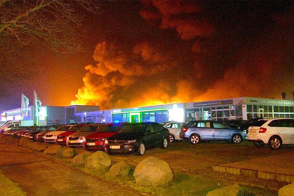 Mehrere Fahrzeuge verbrannten in den Flammen.