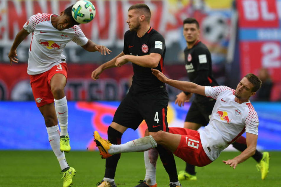 Das Spitzenspiel zwischen Eintracht Frankfurt und RB Leipzig droht angesichts der drohenden Proteste ins Abseits zu geraten.