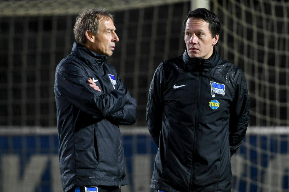 Herthas neuer Trainer Jürgen Klinsmann (l.) und Athletiktrainer Henrik Kuchno beobachten das Training.