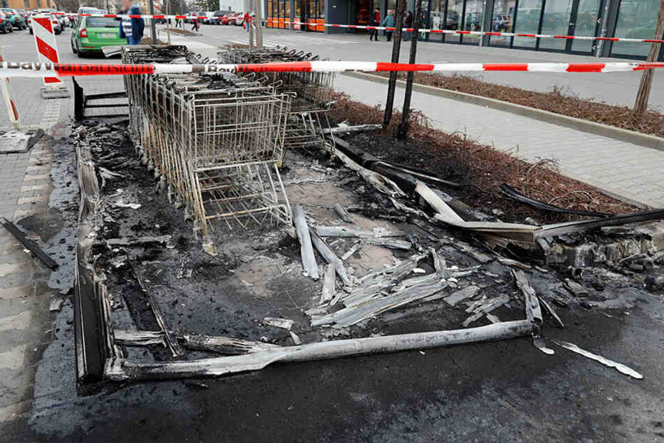 Der Unterstand und die Einkaufswagen fackelten ab.