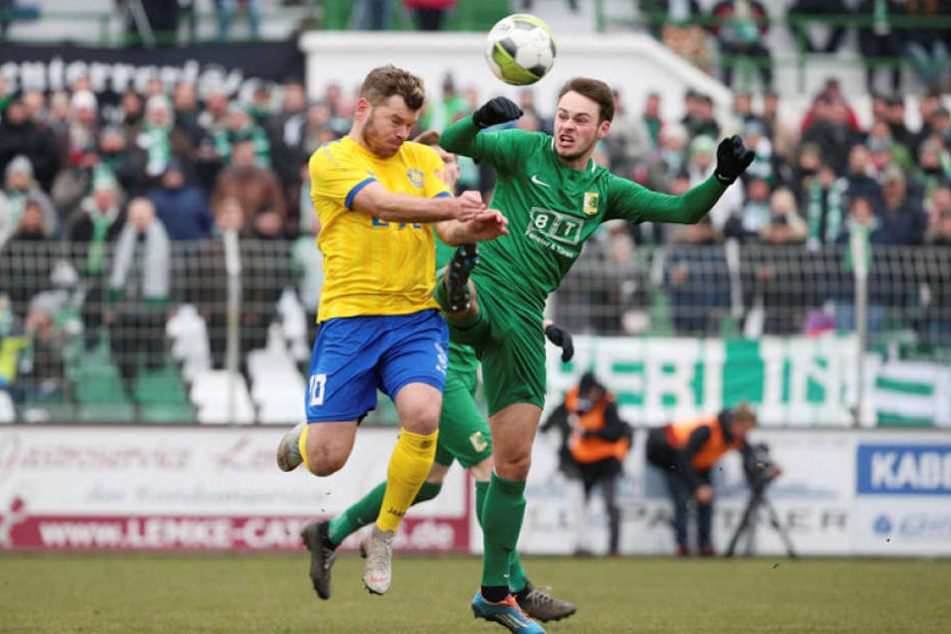 Loks Paul Schinke (l.) und Chemie-Spieler Marc Böttger kämpfen um den Ball.