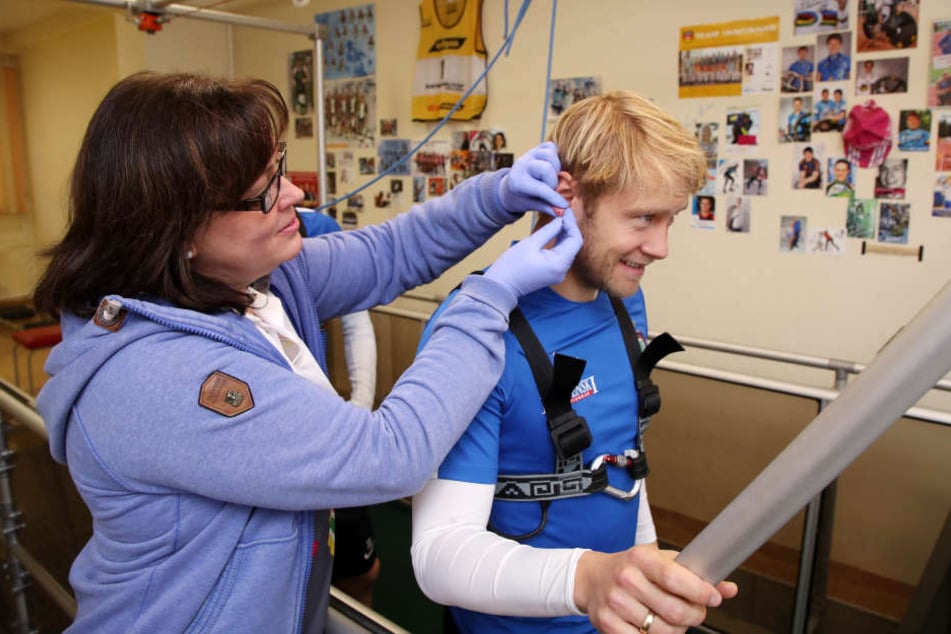 Autsch! Evelin Pilz, medizinisch-technische Assistentin, entnimmt aus Jan Hochscheidts Ohrläppchen ein Tröpfchen Blut.