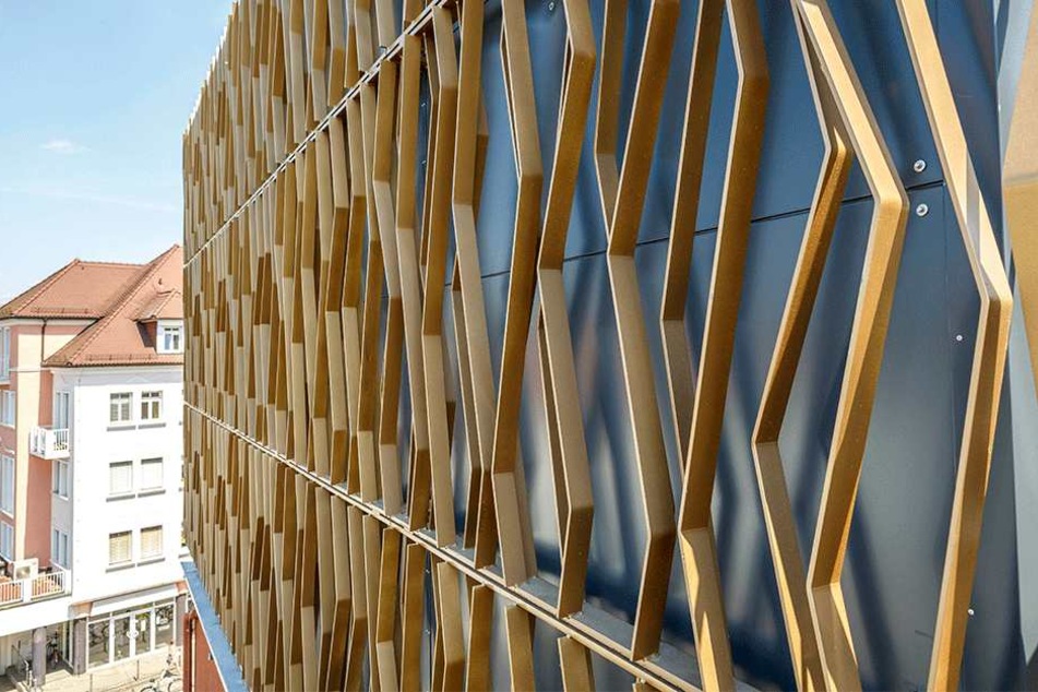 Nicht jedermanns Geschmack: Das güldene Gitter als Fassade des neuen schwarzen Dachaufbaus