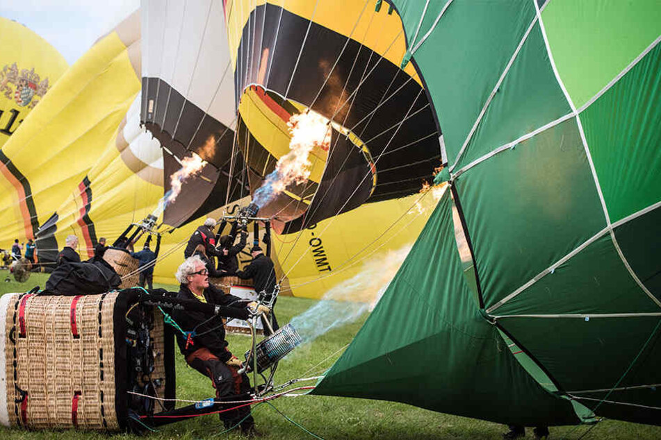 Um 7 Uhr am Dienstagmorgen starteten die Heißluftballon-Fahrer.