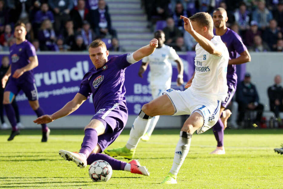 Steve Breitkreuz ist in jeder Hinsicht ein Kämpfer. Im Hinspiel setzte er sich in dieser Szene gegen HSV-Jungstar Jan-Fiete Arp durch.