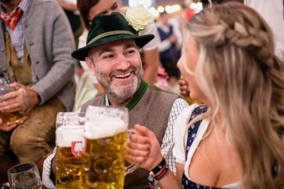 Armin Jumel, Wiesnstammgast, stößt im Festzelt Schottenhammel auf dem Oktoberfest mit Laura, ehemalige Wiesnbedienung und mittlerweile gute Freundin von Jumel, die Krüge an.