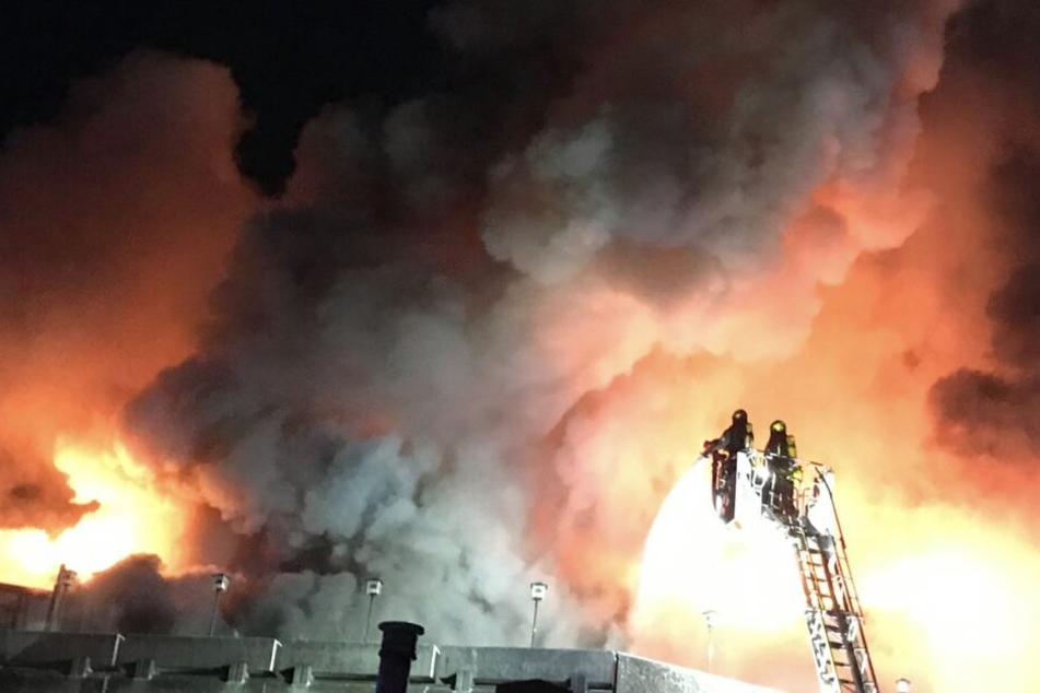 Angsteinflößend: Dicker Rauch steigt in Richtung Himmel empor.
