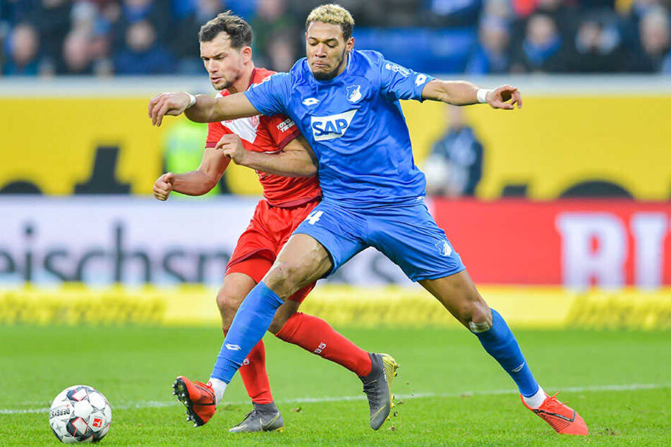 Düsseldorfs Kevin Stöger (l.) und Hoffenheims Joelinton Cassio Apolinario de Lira kämpfen um den Ball.