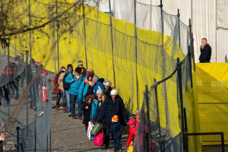Die Mehrheit der Deutschen befürwortet eine Obergrenze. Vor allem Anhänger der AfD stimmen dafür.