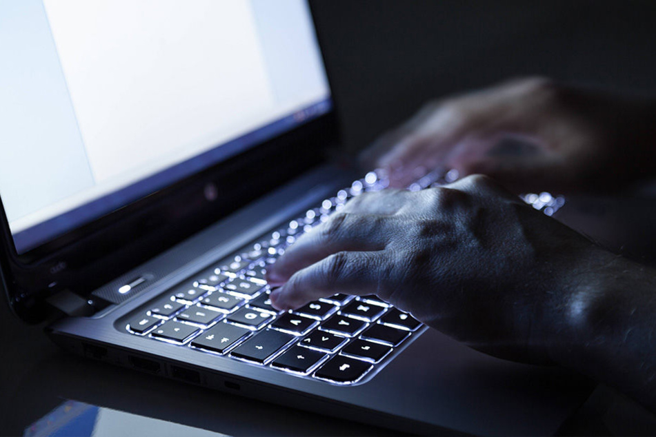 Die Datendiebe sind dabei an Namen, E-Mail-Adressen, Telefonnummern, Geburtstage und unkenntlich gemachte Passwörter gekommen.