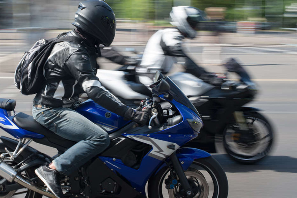 Dass das Motorrad vor ihm hält, übersah der nachfolgende Kradfahrer. (Symbolbild)