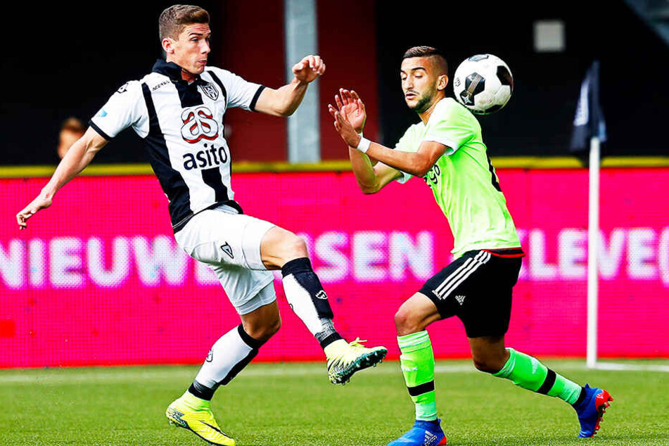 Kreuzte bereits mit einigen starken Spielern die Klingen: Robin Gosens (l.), hier noch im Trikot von Heracles Almelo, im Duell mit Ajax-Star Hakim Ziyech.