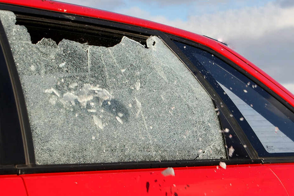 Der Vater schlug die Seitenscheibe ein, um sein Kind aus dem Auto zu befreien.