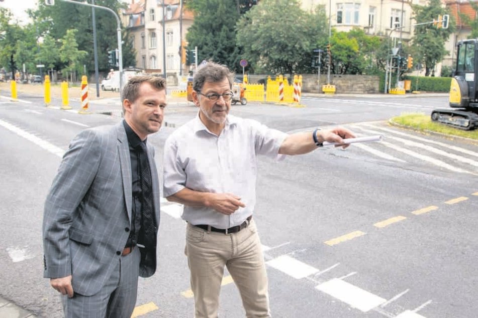 Verkehrsbürgermeister Raoul Schmidt-Lamontain (40, Grüne, li.) und
Straßenbauamts-Chef Reinhard Koettnitz (62) zeigen die neuen Radweg.