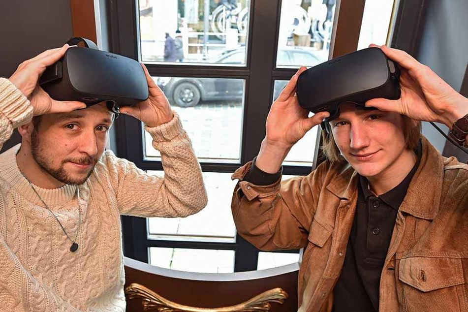 TAG24-Reporter Sebastian Tangel (li.) und Malte Konrad mit den VR-Brillen.
