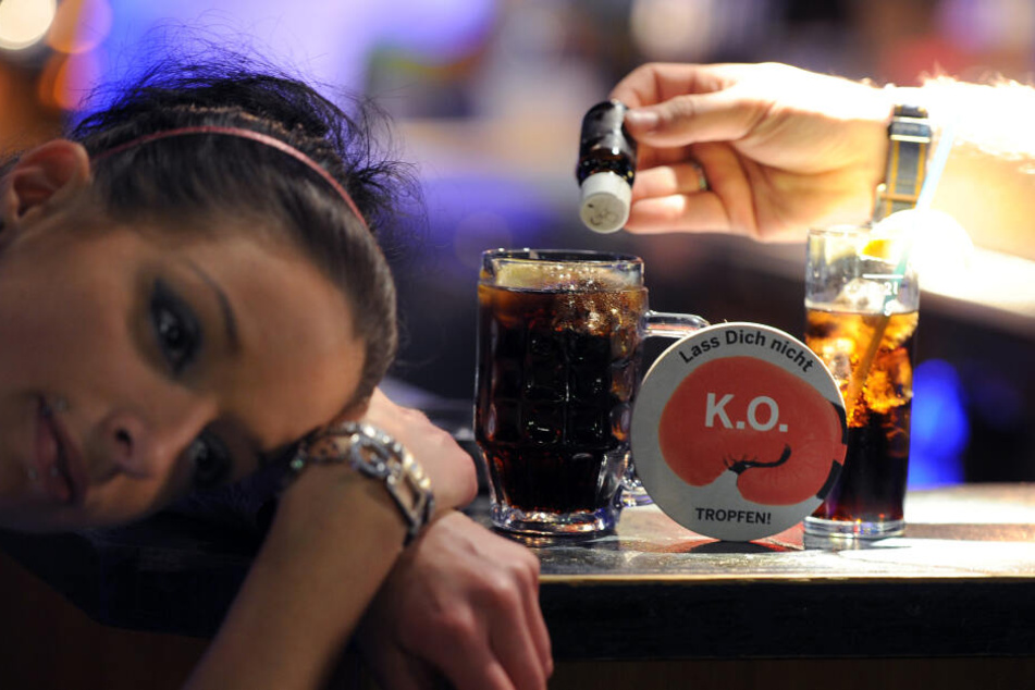 Augen auf beim Partymachen: K.O.-Tropfen können schneller im Glas landen, als so mancher denkt.