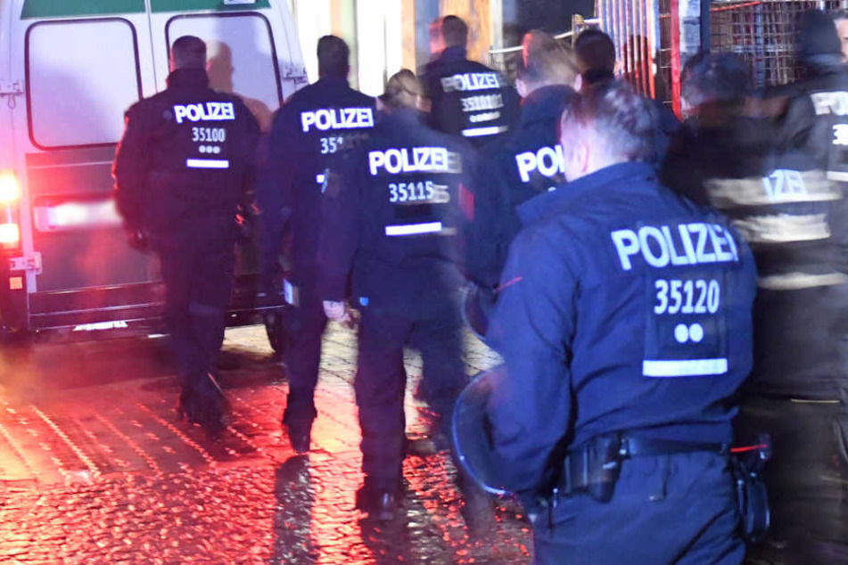 Die Polizisten durchsuchten das gesamte Schulgelände - ohne Erfolg. (Symbolbild)