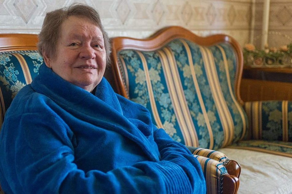 Bibbert weiter vor Kälte: Mieterin Klaudia Funk (85) kann sich nur noch mit
Bademantel in ihrer Wohnung aufhalten.
