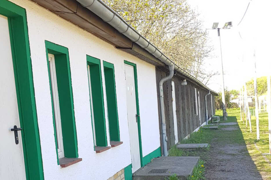 Der "Fuchsbau", Kabinen- und Duschtrakt der Nachwuchsmannschaften, soll auf Forderung der Stadt abgerissen werden.