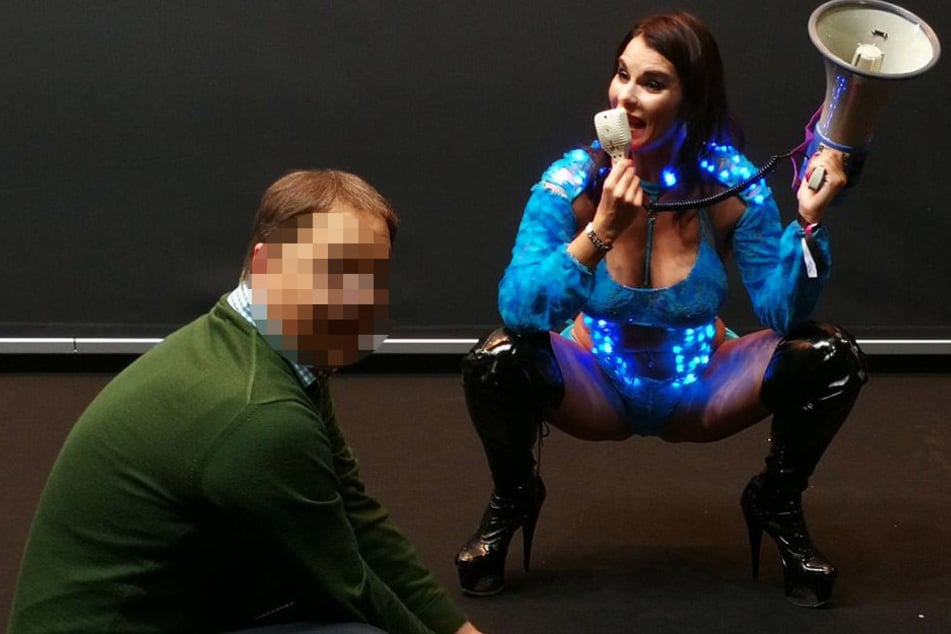 Beine breit fürs Nackt-Selfie: Ein Fan lieferte sich ein Battle mit Aische Pervers. Einen Tag danach brach der Pornostar zusammen.
