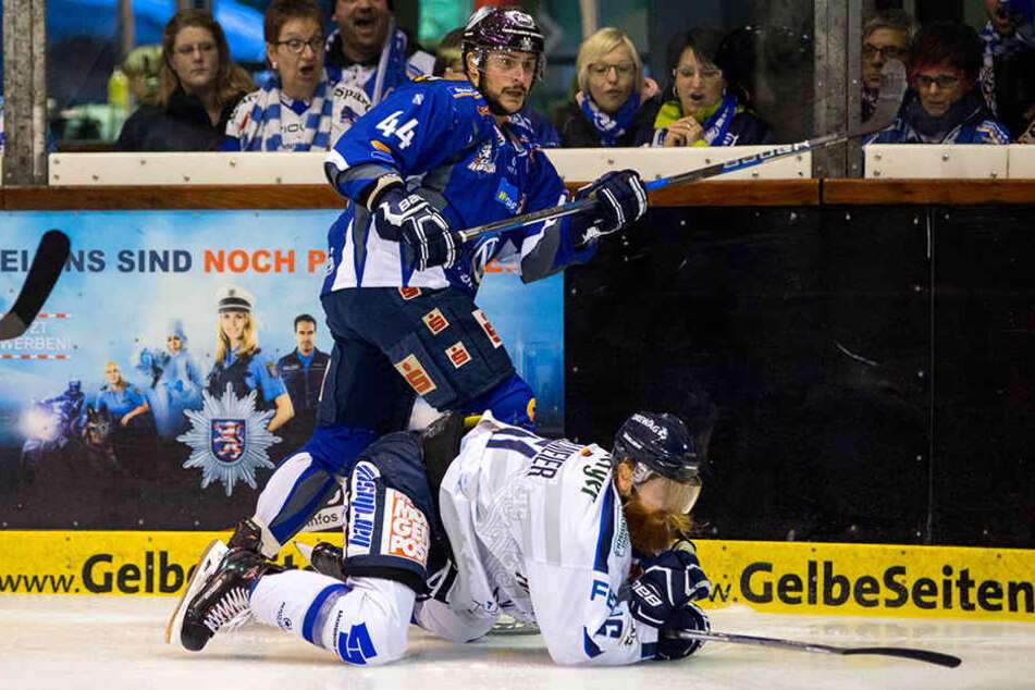 Die Kassel Huskies um Stefan Della Rovere (l.) zwangen die Eislöwen mit
Thomas Pielmeier