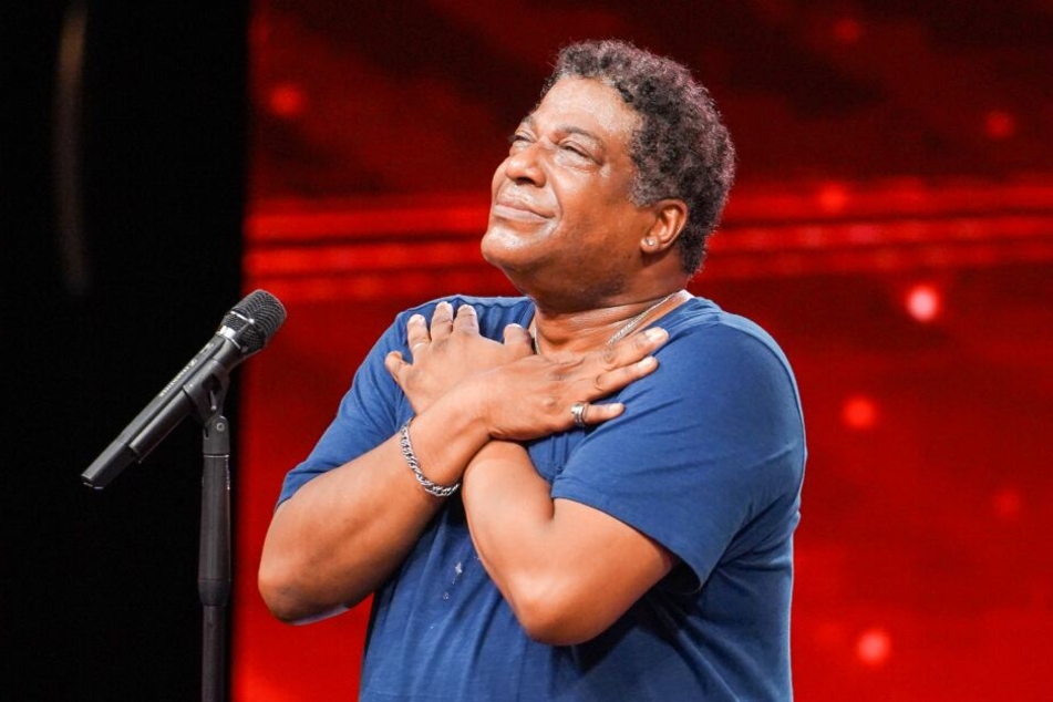 Sidney Ford aka Youngblood singt sich den Dschungel aus dem Leib.