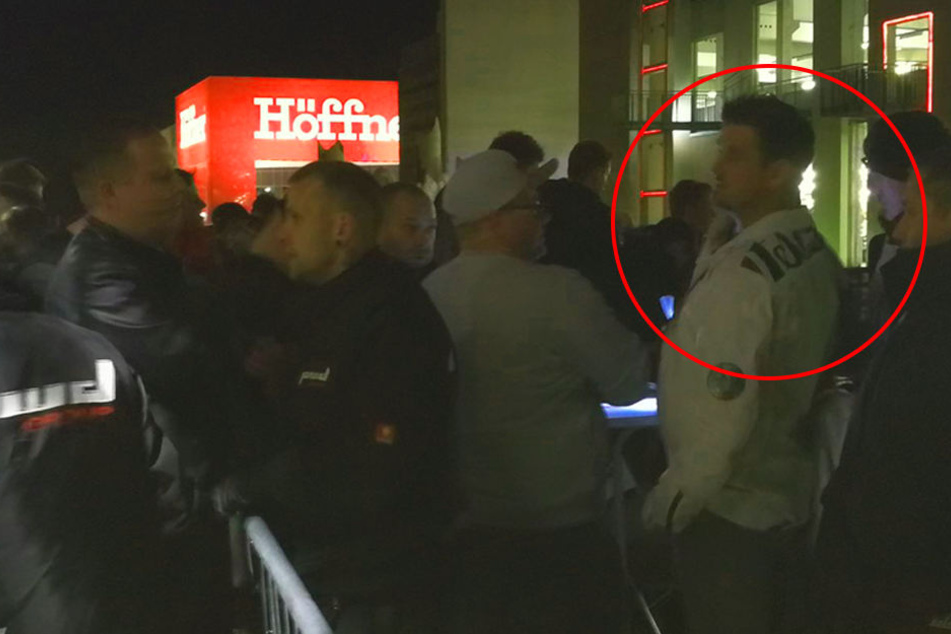 Du kommst hier net rein! Stereoact-DJ Rico Einenkel (39, Kreis) schaut verdutzt zu Duo-Kollege Sebastian Seidel (33, verdeckt). Kurz darauf durften sie dann doch ins Nova Eventis.