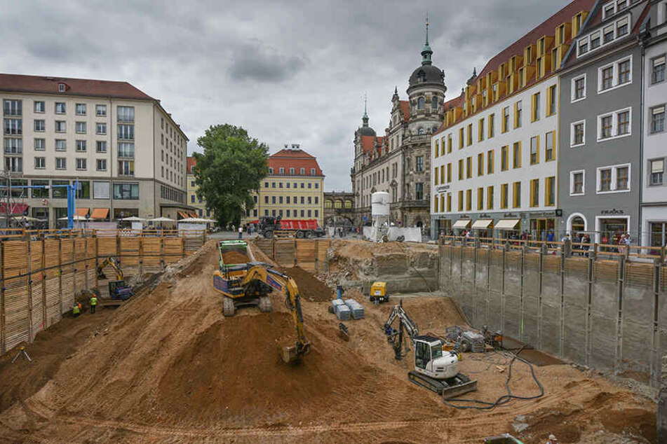 Die Abbruchstelle, dahinter Taschenbergpalais (Mitte) und Residenzschloss (rechts).