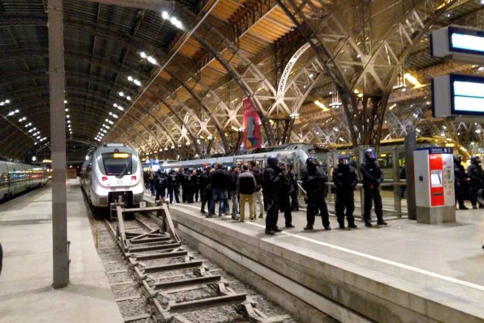 Randalierende Lok-Fans haben am Samstag einen Großeinsatz der Polizei am Leipziger Hauptbahnhof ausgelöst.