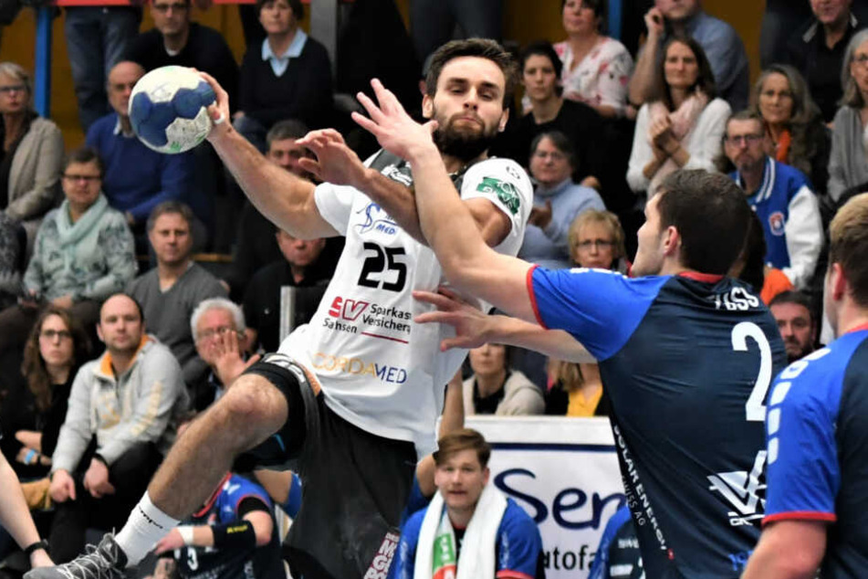 Der HC Elbflorenz mit Sebastian Greß (3 Tore) im Angriff. Hier wird er von Hüttenbergs Merlin Fuß abgeblockt.