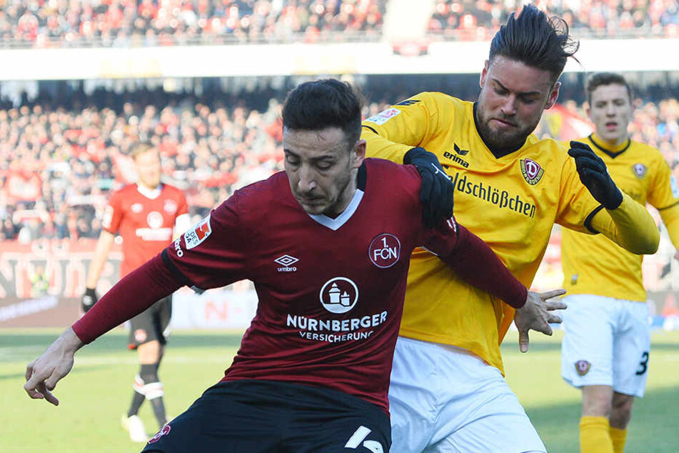 Abwehr oder offensives Mittelfeld? Wo Niklas Kreuzer (r.) morgen spielt, wird sich erst kurz vor der Partie entscheiden. Den Gegenspielern muss er wie hier in der Vorsaison Kevin Möhwald aber den Ball abluchsen.
