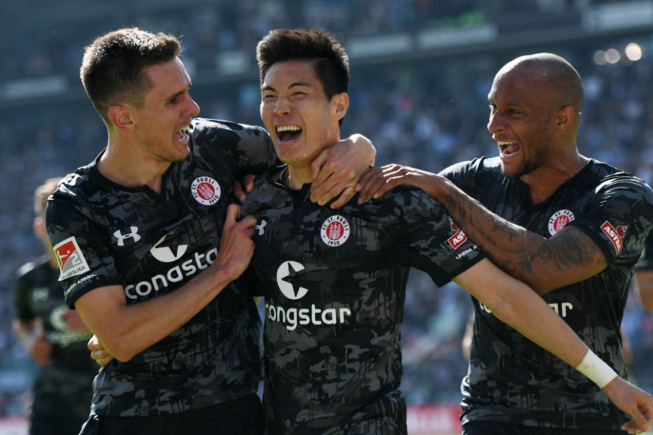Paulis Kyoung-Rok Choi (Mitte) jubelt nach seinem Treffer zum 1:0.
